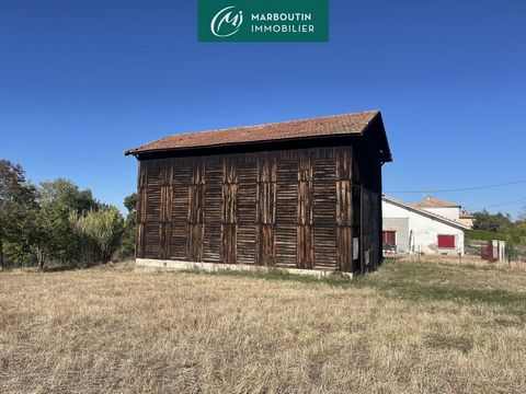 un séchoir à tabac de 80 m2 en bon état, avec possibilité de réhabilitation en habitation (CU 2021), et une parcelle constructible de 787 m2, l'ensemble se trouvant sur 1,19 Ha avec point de vue. Situé entre Casteljaloux et Marmande. Nous contacter p...