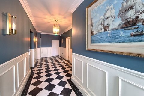 Een indrukwekkend en exclusief, onlangs gerenoveerd appartement van twee verdiepingen met uitzicht over de Common richting de Solent. Op het receptieniveau is een gemeenschappelijke voordeur die leidt naar een grote hal met hoge plafonds en een deur ...