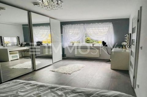 Zum Verkauf steht eine charmante 3-Zimmer-Etagenwohnung im Herzen von Maintal. Die Wohnung bietet auf ca. 56 m² alles, was Sie für ein komfortables Wohnen benötigen. Die Wohnung wurde umfassend modernisiert und ist in einem hervorragenden Zustand. Di...