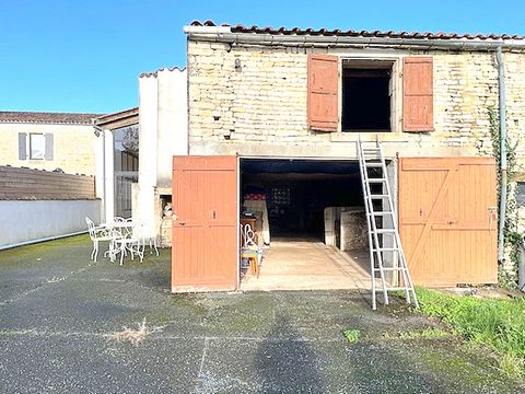 OPPORTUNITE à saisir. Dans le village de St Sauveur d'Aunis, découvrez cette maison à rénover offrant de beaux volumes: 190 m2 habitables, une véranda, jardin, terrasse et accès sur 2 rues. L'ensemble est constitué de 2 logements indépendants pouvant...