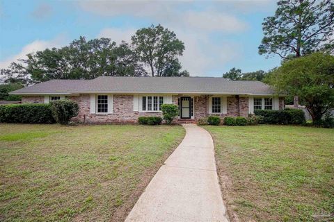 Bienvenido a casa a esta elegante casa de estilo rancho de 5 dormitorios y 3 baños en la muy deseable subdivisión de Camelot. Convenientemente ubicado en el noreste de Pensacola en relación con el centro comercial, excelentes restaurantes, el centro ...