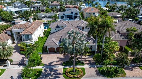 Luxe diepwaterlandgoed Boca Raton in de gewilde Lake Rogers-gemeenschap ligt 80 voet aan een diepwaterkanaal met een dok dat gemakkelijke toegang tot de oceaan biedt, wenselijk voor watersporters. Het interieur wordt weergaloos bepaald door grootse a...