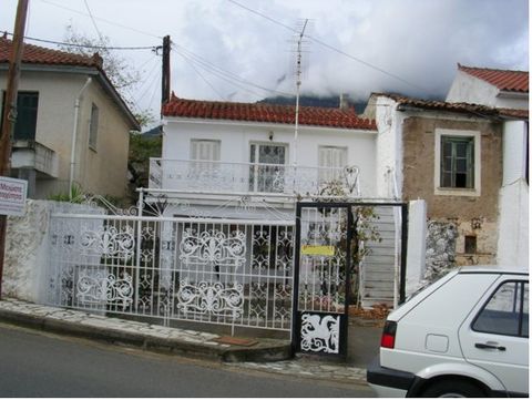 AMFISSA, Agia Efthimia, in der Nähe des alten Delfi, zum Verkauf ein traditionelles Haus von 80 qm, auf einem Grundstück 95 qm, befindet sich an der zentralen Straße und Platz eines malerischen Dorfes, auf einer hohen Position mit freiem Blick gebaut...