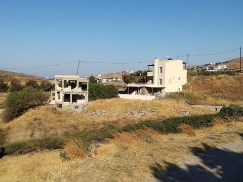 Tinos. Zu verkaufen das unvollendete Haus von 95 qm. mit 100 m2 Keller auf einem Grundstück von 1519 qm. in einem Amphitheater Punkt mit uneingeschränkter Aussicht, 5 Autominuten von den Stränden von Agios Ioannis porto, Skylander und Agios Sostis, B...