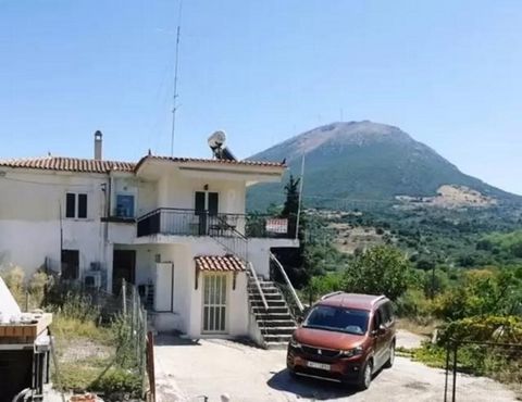 Casa a due piani in vendita a Karatzas, Peloponneso. La casa è di 168 mq, si compone di due piani, costruita nel 1996. La casa è costruita su un terreno di 143 sq.m. Si compone di salone, cucina, tre camere da letto e due bagni. Situato vicino a una ...