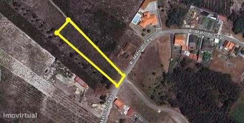 Terreno com 2514m2 de área, localizado em zona calma, sendo que cerca de 800m² são urbanizáveis. Bastante soalheiro, com 18 metros de frente de estrada alcatroada, conta com uma excelente localização. É uma propriedade com enorme potencial para a con...