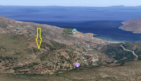 Bebaubare landwirtschaftliche Parzelle zum Verkauf in Andros. Das Grundstück von 5400 m², bebaubar und auch für die Landwirtschaft geeignet, befindet sich in der Nähe von Episkopeio mit Blick auf die Berge in Richtung Palaiokastro Ruinsel in Andros z...