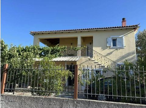 Zu verkaufen zweistöckiges Haus in Dilesi, zehn Gehminuten vom Strand entfernt, mit Blick auf das Meer und die Insel Euböa. Das Haus ist 168 m² groß und hat zwei Etagen. Auf jeder Etage befindet sich eine separate Wohnung mit jeweils drei Schlafzimme...