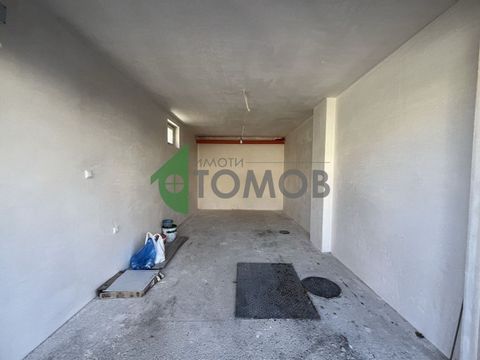 Offer ID: HZ4219 Imoti Tomov presents to your attention a spacious garage with an area of 20 sq.m, located in a newly built building in the area of the Swimming Pool. The garage has a roller door, controlled by a remote control, providing easy and co...