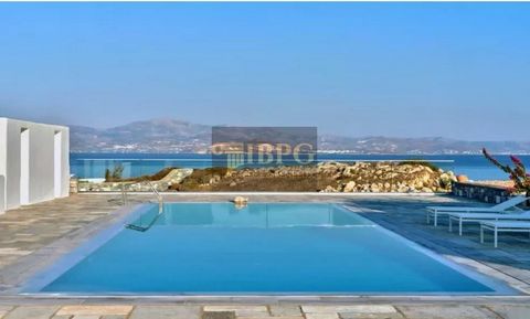 Se vende una villa de lujo en Paros, de 1.300 m², construida sobre una parcela de 1.035 m². La casa ofrece impresionantes vistas al mar e incluye 10 dormitorios y 7 baños. Cuenta con un impresionante jardín con piscina y jacuzzi, ofreciendo un espaci...