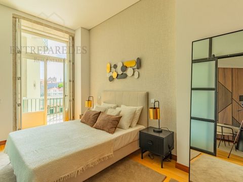 1 bedroom apartment to buy next to Avenida dos Aliados - Porto. In a building in total rehabilitation, this excellent apartment for safe investment appears in downtown Porto. Among the most iconic streets of Porto, Avenida dos Aliados and Rua de Sant...