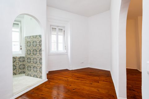 Come and see this very bright apartment, inserted in a traditional Lisbon building in excellent condition, located in Alfama. The property is on the 1st floor and is the top floor of a building with only 2 floors, in a very quiet street and consists ...