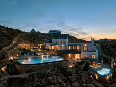 Wir präsentieren Ihnen eine einzigartige Villa im kosmopolitischen Mykonos mit unbegrenztem Blick auf die blaue Ägäis. Dieses einzigartige Anwesen wurde 2002 erbaut und 2024 mit einigen der besten Materialien komplett renoviert und verbindet die Arch...