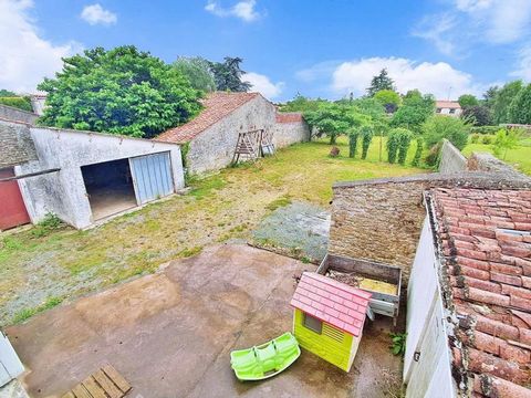 Située dans le charmant village de Thouarsais-Bouildroux (85410), cette maison offre un cadre de vie paisible et convivial à seulement 12 minutes de La Châtaigneraie et à 20 minutes de Chantonnay, Sainte-Hermine, Fontenay le Comte. Idéalement localis...