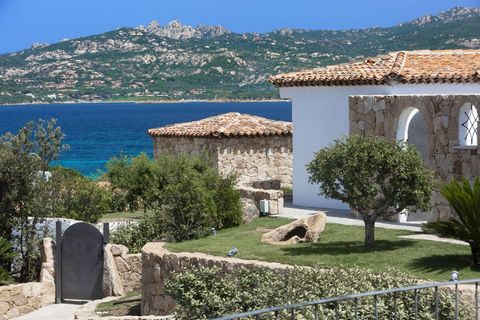 Elégante résidence bifamiliale entourée d’un jardin enchanteur. Cette splendide propriété offre 5 chambres spacieuses, chacune avec salle de bain attenante, une salle de bain de service pratique. Profitez de sa belle vue et de la détente que les espa...