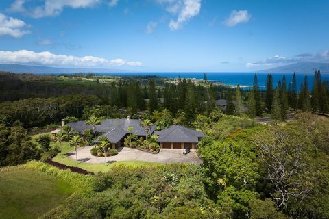 Dieses weitläufige, superprivate, einstöckige Anwesen befindet sich in Kapaluas geschlossener Plantation Estates-Gemeinde und überblickt das 15. Grün des Plantation Golf Course. Es bietet private Sitzplätze in der ersten Reihe für The Sentry, das Erö...