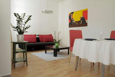 Unser Apartment Naschmarkt classic ist eine schöne, helle Wohnung in Hof-Ruhelage. Sie wohnen in einem typischen Wiener Altbauhaus im zweiten Stock. Die hohen Decken und die renovierten Altbautüren geben dem Apartment, das sich in einem Haus aus dem ...