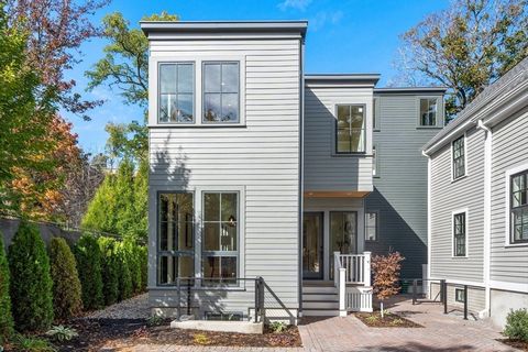 Dieses elegante, moderne Haus wurde von Grund auf von einem erstklassigen Bauunternehmer aus Cambridge erbaut und steht allein inmitten einer Enklave von immergrünen Bäumen. Jeder Tag ist ein glücklicher Tag, wenn Sie hier leben. Durch das Foyer biet...