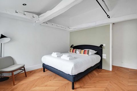 Checkmyguest vi offre questo sublime appartamento di 196 m², situato nell'8° arrondissement di Parigi, nell'elegante quartiere della Madeleine. Con le sue quattro camere da letto, balconi e sala cinema, questo appartamento duplex offre l'ambiente ide...