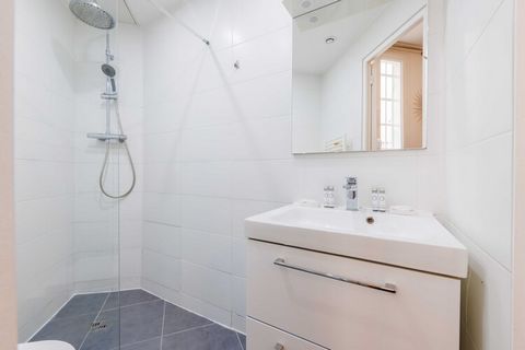 Dieses gemütliche Studio befindet sich im 15. Arrondissement von Paris, in der Nähe des Eiffelturms. Die Lage des Apartments ermöglicht es, die Hauptstadt mit öffentlichen Verkehrsmitteln leicht zu erkunden: - Metro: Bir-Hakeim (Linie 6), 435 m entfe...