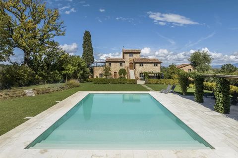 Op een steenworp afstand van Montepulciano, de parel van de Renaissance in de Val d'Orcia, ligt deze exclusieve woning genesteld in een oase van rust en privacy. Deze prachtige villa met zwembad ligt op een terrein van 1,5 hectare en biedt een ongeëv...