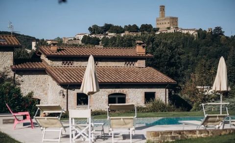 La Dolce Vista è un antico casale del 1900, situato al centro della valle del Casentino, nel cuore verde della Toscana. La posizione strategica permette di raggiungere facilmente gli antichi borghi di Poppi, Bibbiena e Stia, i luoghi sacri e spiritua...