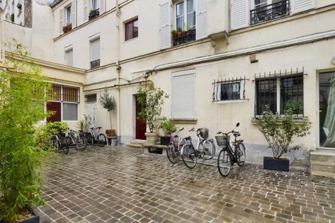 Rue de l'Olive, face au marché couvert, dans une petite copropriété bien entretenue, au 1er étage sur cour végétalisée exposé plein Est, appartement de 2 pièces clair et calme à rénover. Il se compose d'un séjour, d'une cuisine, d'une salle de douche...