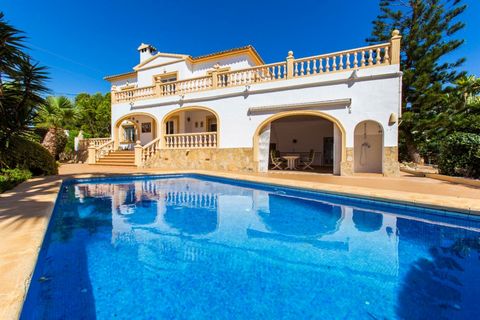 Villa te koop in Benissa op 8 minuten lopen van de zee. Bent u ook op zoek naar een traditionele villa met potentieel op een zeer goede locatie? Dan is deze goed onderhouden villa te koop in Baladrar, Benissa, wellicht precies wat u zoekt. Gelegen op...