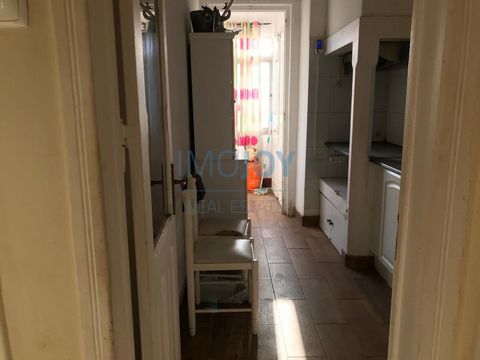 Diese 79 m2 große Wohnung befindet sich in der charmanten Penha de França und bietet eine hervorragende Möglichkeit, in einer zentralen und ruhigen Gegend von Lissabon zu leben. Das Anwesen befindet sich in einem Hochparterre in einem gut erhaltenen ...