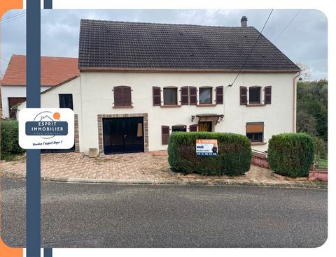 Verander in de gemeente Achen uw accommodatie om een mooi dorpshuis met 4 slaapkamers te kopen. Bouwjaar: 1780, het gebouw geniet van de charme van het oude. Het interieur van ongeveer 140m2 wordt gevormd door een slaapgedeelte met 4 slaapkamers, een...