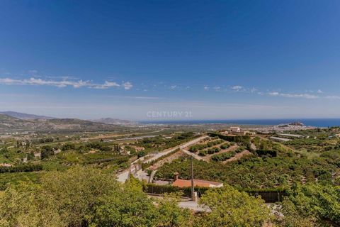 Découvrez le refuge parfait en pleine nature ! Ce charmant maison de campagne est située dans un emplacement privilégié, offrant des vues panoramiques imprenables sur la Costa Tropical, les teintes vertes de la Vega de Motril, et les magnifiques cime...