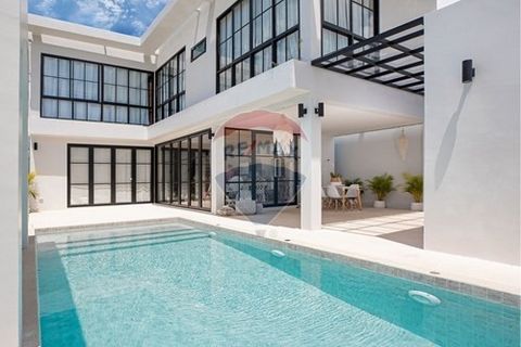 Zu verkaufen: Moderne Poolvilla mit 3 Schlafzimmern in Rawai - Preis: THB 15.000.000 (voll möbliert) / THB 14.500.000 (ohne Möbel) - Ort: Rawai, Phuket Diese stilvolle, moderne Villa mit 3 Schlafzimmern und 3 Bädern bietet luxuriöses Wohnen mit durch...