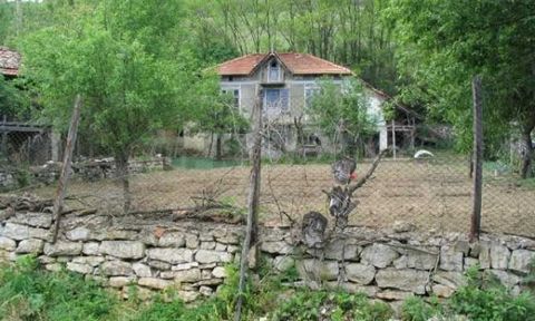 Agence SUPRIMMO : ... La propriété a une surface bâtie totale de 100 m². réparti sur deux étages. Au premier étage, au rez-de-chaussée, il y a un sous-sol, trois pièces et un couloir. Des escaliers extérieurs mènent au deuxième étage, qui se compose ...