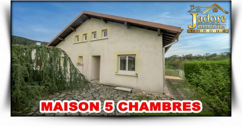 Jadore Immobilier präsentiert ein Haus mit 5 Schlafzimmern in einer ruhigen Gegend, in der Nähe aller Annehmlichkeiten, und bietet: Erdgeschoss: Eingang mit Flur, Wohn- / Esszimmer mit Kamin + Zugang zur Terrasse, unabhängige integrierte Küche, WC mi...