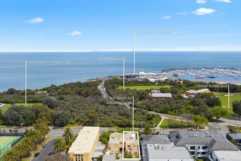 Ervaar de belichaming van luxe wonen op de meest begeerde strip van Beach Road, dit prachtige herenhuis met drie slaapkamers en 2,5 badkamers aan het strand, gelegen boven de Yacht Club, biedt een ongeëvenaarde levensstijl tussen het charmante Sandri...