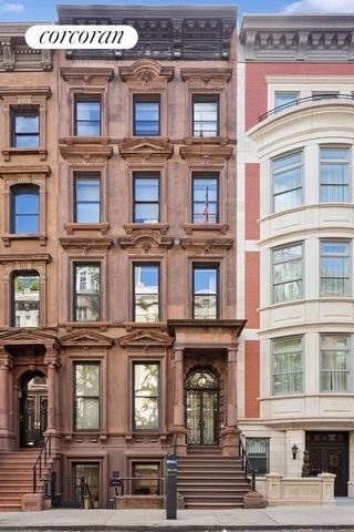 Масштаб и присутствие выделяют 14 East 63rd Street среди своих соседей. Построенный в 1873 году архитекторами Дж.Г. и Р.Б. Линдами, этот классический особняк из коричневого камня с лифтом красиво расположен между 5-й авеню и Мэдисон-авеню. Братья Лин...