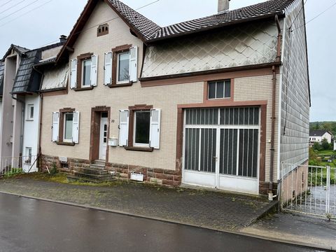 Located in Alsting (57515), this semi-detached family house on one side built in 1930 offers a peaceful living environment thanks to its plot of 1565 m² with a clear view. Close to the city's amenities, it benefits from a pleasant environment and pro...