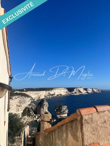 Situation exceptionnelle pour ce grand duplex de 99m2 (91.5m2 Loi Carrez) à proximité du bastion, en haute ville de Bonifacio, avec vue imprenable sur la mer et la Sardaigne! L'appartement, qui est à rénover en partie, est situé aux 3ème et 4ème étag...