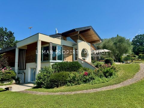 Maison d'architecte à Anthy sur Léman. Découvrez cette demeure rare et pleine de charme nichée dans ce prestigieux quartier. Atypique et élégante, elle s'ouvre sur un cadre idyllique et verdoyant, à deux pas du lac. Le terrain arboré est magnifiqueme...