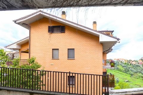 Monterotondo - Via Volturno - Wir bieten zum Verkauf eine kürzlich gebaute Vierzimmerwohnung mit Garage an. Das Haus erstreckt sich über zwei Ebenen, die zweite und dritte Etage, und ist Teil eines 2007 erbauten, mit Vorhängen verkleideten Gebäudes, ...