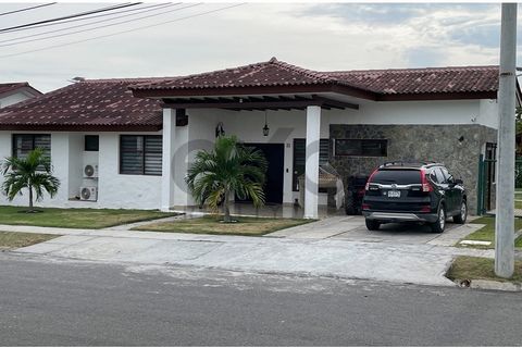 Découvrez l’opportunité de vivre dans une magnifique maison dans un quartier résidentiel privé à Piedras Gordas, Panama Oeste. Cette propriété offre une retraite parfaite avec une superficie habitable de 188,23 mètres carrés. Située sur un terrain de...