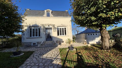 Située dans le charmant village de Raix, à seulement 5 minutes de Villefagnan et à 10 minutes de Ruffec, cette belle maison bourgeoise vous propose un cadre de vie paisible. La propriété s'ouvre sur une belle entrée desservant une chambre ou un burea...