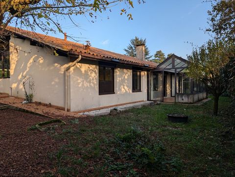 Yvrac (33370) à 10 km environ de Bordeaux, maison à vendre Au prix de 376 000 euros ( honoraires à la charge du vendeur ), Fidhégnon F. OUANKPO, vous propose cette maison de 115 m2 comprenant un séjour, trois chambres, une véranda, mezzanine, cellier...