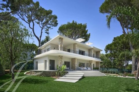 Avec sa vue imprenable sur la mer et les paysages du Cap d'Antibes, très belle villa d'architecture des années 1950 entièrement rénovée. Cette superbe propriété d'environ 220 m² vous enchantera par son jardin arboré de 867m². Sa terrasse intimiste su...