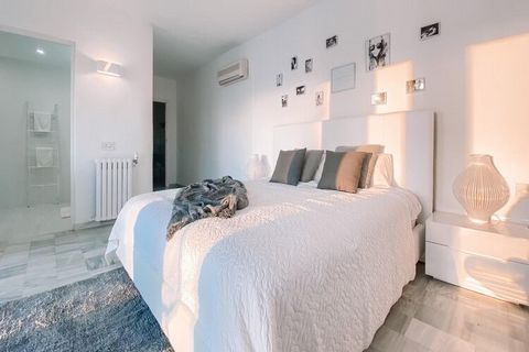 Cette villa haut de gamme offre un aménagement spacieux idéal pour jusqu'à 10 personnes, avec une chambre bien aménagée, offrant une expérience d'hébergement unique. Bien que les animaux domestiques ne soient pas autorisés, les clients peuvent profit...