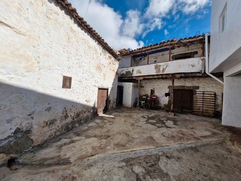 Casa en Carretera El Dragonal, a pocos metros del Jardín Canario. Propiedad de unos 300m2 aproximados, dispone de seis estancias distribuidas en dos plantas con acceso por un patio central comunitario con otras dos viviendas. La casa necesita reforma...