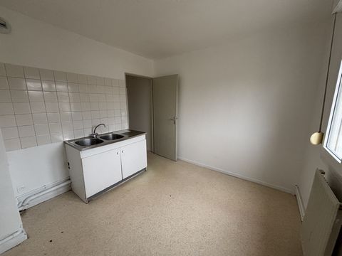 A proximité du centre-ville, venez découvrir ce charmant appartement type 4 de 78 m2 situé entièrement de plain-pied au rez-de-chaussée d'une copropriété calme et sécurisée. Vous y trouverez une grande entrée avec rangements, salon/séjour lumineux, c...