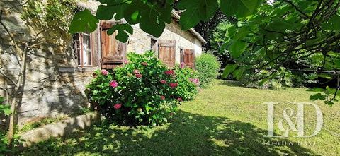 Amoureux des vieilles pierres, venez visiter ce cocon daté de 1848 sur la cheminée. Cette respectable demeure en pierre se situe dans un environnement calme. Posez votre hamac à l'ombre des grands platanes et laissez-vous bercer par le bruit du vent ...