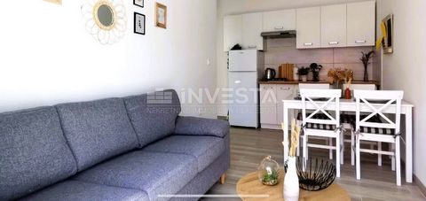 Pula, Busoler, appartement au rez-de-chaussée de 41 m² avec terrasse couverte Nous vendons un appartement meublé situé dans le quartier de Busoler, à seulement 10 minutes en voiture des belles plages et à 5 minutes du centre de Pula. Cet appartement ...