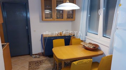 Appartement in Červar Porat Een appartement op de tweede verdieping van een woongebouw, 34 m² in Červar Porat, is te koop, op slechts 50 m van de zee. Het appartement bestaat uit een badkamer, keuken, eetkamer, een slaapkamer en een woonkamer met toe...